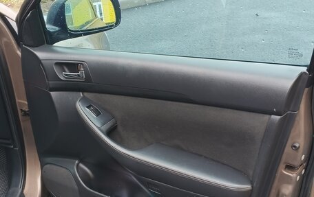 Toyota Avensis III рестайлинг, 2005 год, 640 000 рублей, 28 фотография