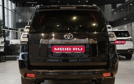 Toyota Land Cruiser Prado 150 рестайлинг 2, 2021 год, 7 000 000 рублей, 5 фотография