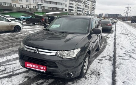 Mitsubishi Outlander III рестайлинг 3, 2014 год, 1 550 000 рублей, 2 фотография