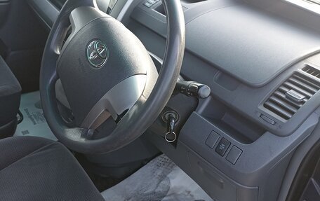 Toyota Voxy II, 2010 год, 1 250 000 рублей, 13 фотография