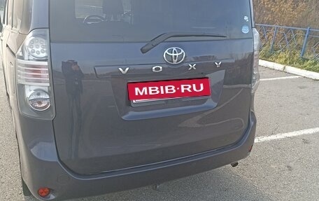 Toyota Voxy II, 2010 год, 1 250 000 рублей, 9 фотография