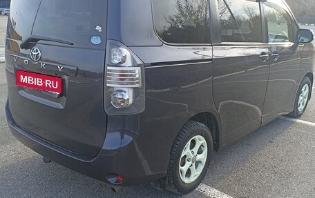 Toyota Voxy II, 2010 год, 1 250 000 рублей, 7 фотография