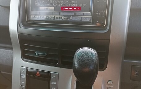 Toyota Voxy II, 2010 год, 1 250 000 рублей, 14 фотография