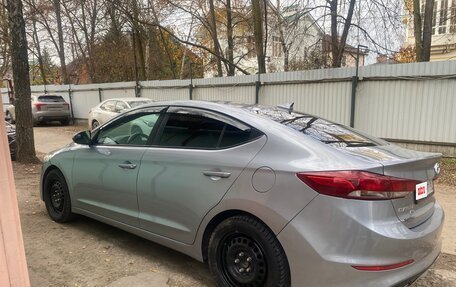 Hyundai Elantra VI рестайлинг, 2017 год, 1 000 000 рублей, 5 фотография