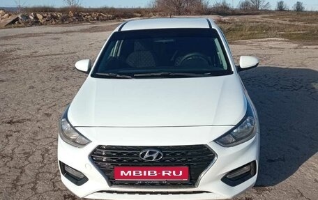 Hyundai Solaris II рестайлинг, 2017 год, 950 000 рублей, 1 фотография