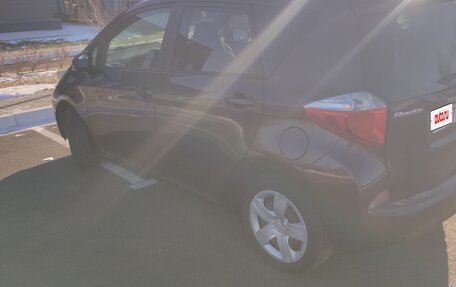 Toyota Ractis II, 2013 год, 800 000 рублей, 3 фотография