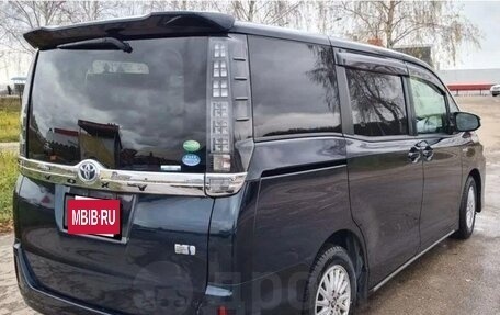Toyota Voxy III, 2014 год, 1 650 000 рублей, 2 фотография