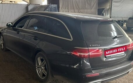 Mercedes-Benz E-Класс, 2021 год, 3 500 000 рублей, 5 фотография