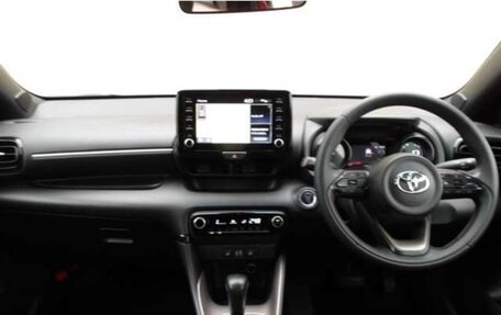 Toyota Yaris, 2021 год, 1 170 000 рублей, 3 фотография