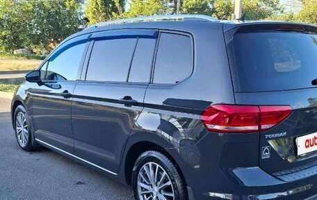 Volkswagen Touran III, 2018 год, 1 610 000 рублей, 2 фотография