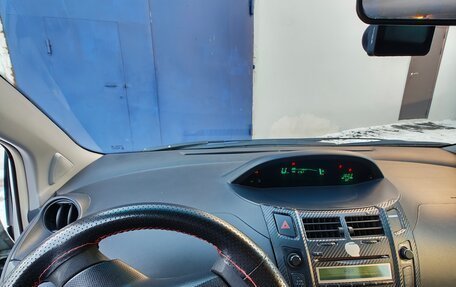 Toyota Yaris III рестайлинг, 2008 год, 550 000 рублей, 12 фотография