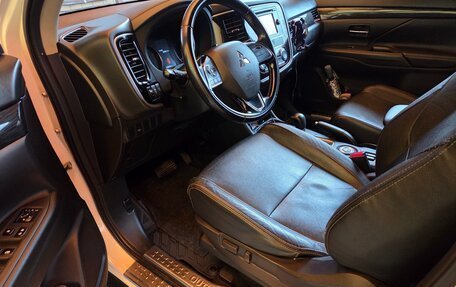 Mitsubishi Outlander III рестайлинг 3, 2016 год, 1 700 000 рублей, 9 фотография