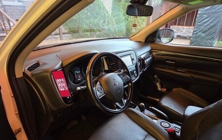 Mitsubishi Outlander III рестайлинг 3, 2016 год, 1 700 000 рублей, 7 фотография