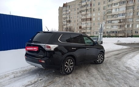 Mitsubishi Outlander III рестайлинг 3, 2014 год, 1 550 000 рублей, 10 фотография