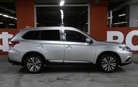 Mitsubishi Outlander III рестайлинг 3, 2021 год, 2 349 000 рублей, 4 фотография