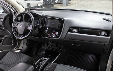 Mitsubishi Outlander III рестайлинг 3, 2021 год, 2 349 000 рублей, 11 фотография