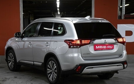 Mitsubishi Outlander III рестайлинг 3, 2021 год, 2 349 000 рублей, 7 фотография