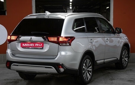 Mitsubishi Outlander III рестайлинг 3, 2021 год, 2 349 000 рублей, 5 фотография