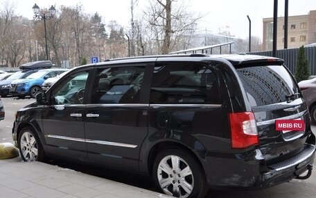 Chrysler Voyager IV, 2014 год, 2 350 000 рублей, 2 фотография