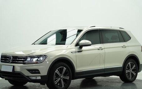 Volkswagen Tiguan II, 2021 год, 1 800 300 рублей, 1 фотография