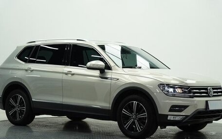 Volkswagen Tiguan II, 2021 год, 1 800 300 рублей, 2 фотография
