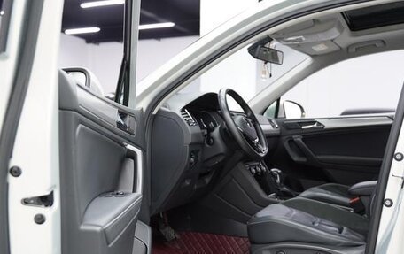 Volkswagen Tiguan II, 2021 год, 1 800 300 рублей, 10 фотография