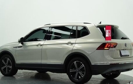 Volkswagen Tiguan II, 2021 год, 1 800 300 рублей, 5 фотография