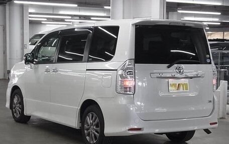 Toyota Voxy II, 2012 год, 1 520 000 рублей, 4 фотография