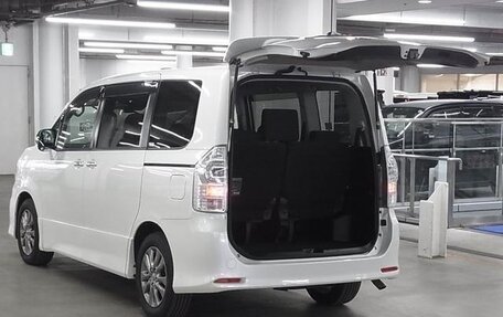 Toyota Voxy II, 2012 год, 1 520 000 рублей, 5 фотография