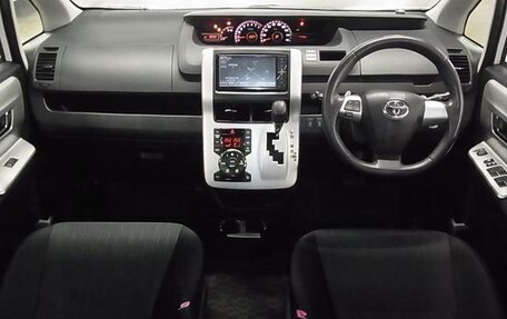 Toyota Voxy II, 2012 год, 1 520 000 рублей, 10 фотография