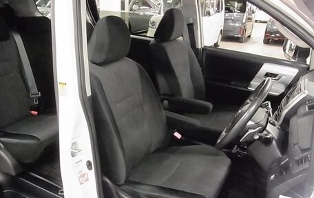 Toyota Voxy II, 2012 год, 1 520 000 рублей, 9 фотография