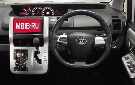 Toyota Voxy II, 2012 год, 1 520 000 рублей, 11 фотография