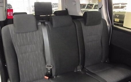 Toyota Voxy II, 2012 год, 1 520 000 рублей, 13 фотография