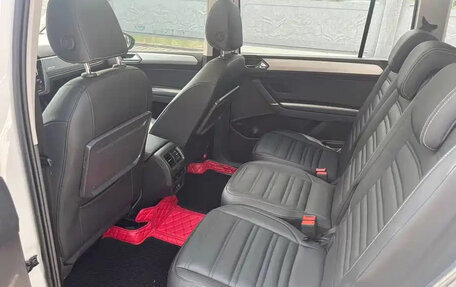 Volkswagen Touran III, 2022 год, 1 600 000 рублей, 9 фотография