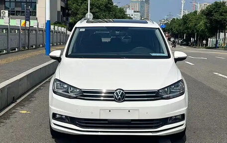 Volkswagen Touran III, 2022 год, 1 600 000 рублей, 2 фотография