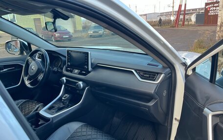 Toyota RAV4, 2019 год, 3 650 000 рублей, 5 фотография