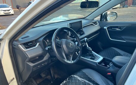 Toyota RAV4, 2019 год, 3 650 000 рублей, 6 фотография