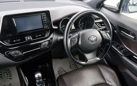 Toyota C-HR I рестайлинг, 2017 год, 1 769 000 рублей, 8 фотография