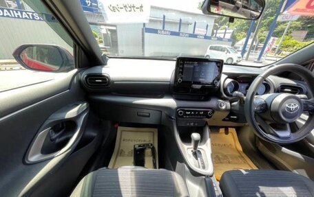 Toyota Yaris, 2022 год, 1 200 000 рублей, 13 фотография