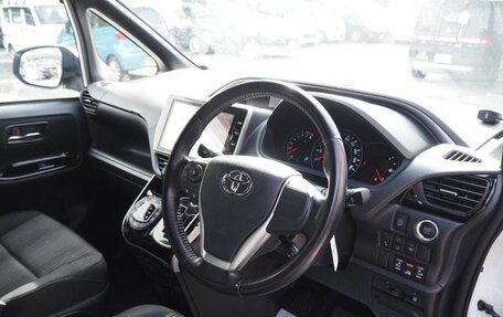 Toyota Voxy III, 2019 год, 2 300 000 рублей, 8 фотография