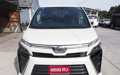 Toyota Voxy III, 2019 год, 2 300 000 рублей, 6 фотография