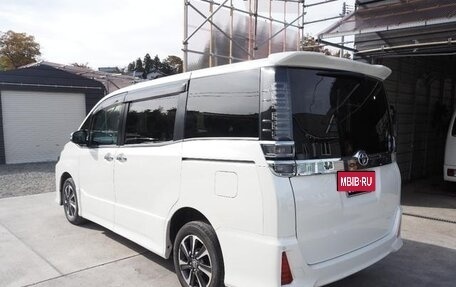 Toyota Voxy III, 2019 год, 2 300 000 рублей, 4 фотография