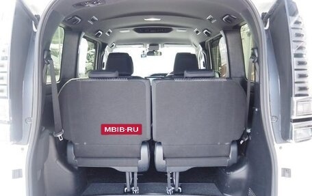 Toyota Voxy III, 2019 год, 2 300 000 рублей, 11 фотография