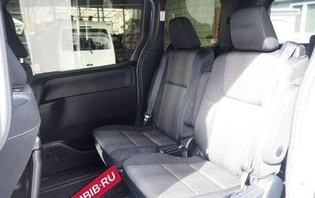 Toyota Voxy III, 2019 год, 2 300 000 рублей, 9 фотография