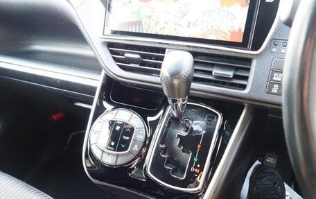 Toyota Voxy III, 2019 год, 2 300 000 рублей, 16 фотография