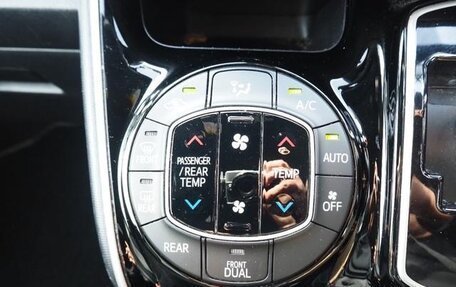 Toyota Voxy III, 2019 год, 2 300 000 рублей, 17 фотография