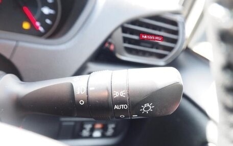 Toyota Voxy III, 2019 год, 2 300 000 рублей, 14 фотография