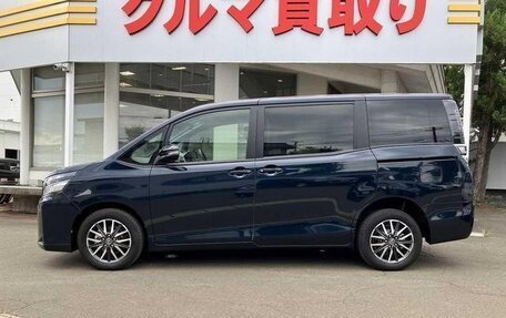 Toyota Voxy III, 2018 год, 2 400 000 рублей, 5 фотография