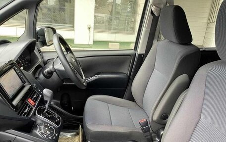 Toyota Voxy III, 2018 год, 2 400 000 рублей, 12 фотография