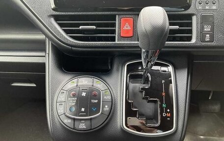 Toyota Voxy III, 2018 год, 2 400 000 рублей, 10 фотография